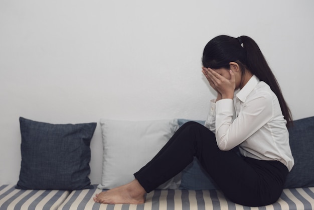 een vrouw die zich uitgeput en depressief voelt