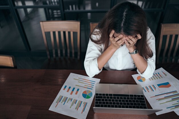 een vrouw die zich uitgeput en depressief voelt