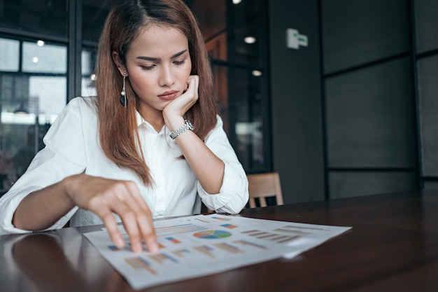 een vrouw die zich uitgeput en depressief voelt