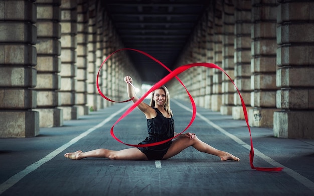 Foto een vrouw doet een dans met een rood lint