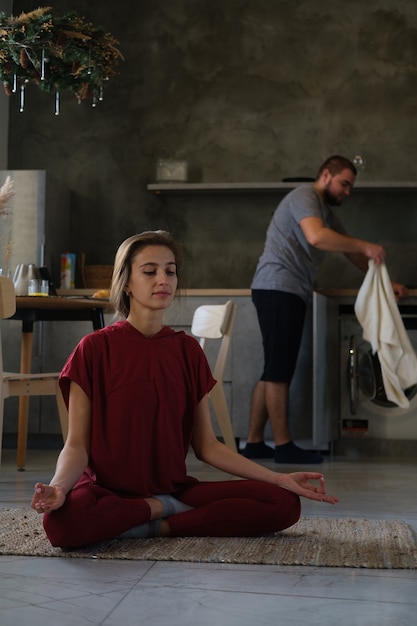 Een vrouw doet thuis yoga.