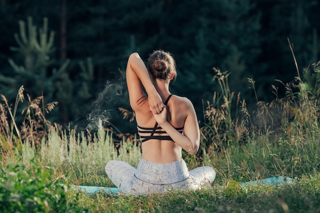 Een vrouw doet yoga in de open lucht. het sportconcept.