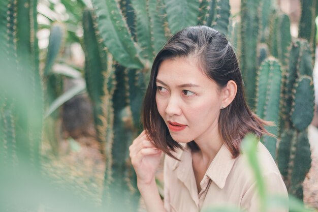 Een vrouw draagt een bruine hemdzitting met een cactus