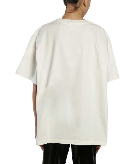 Foto een vrouw draagt een wit overmaats t-shirt