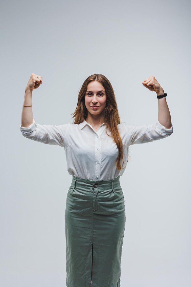 Een vrouw draagt een witte blouse en rok op een grijze achtergrond, emoties op het gezicht van een vrouw Elegante look positieve vrouw Model in vrijetijdskleding Zomer lente of herfst straatlook