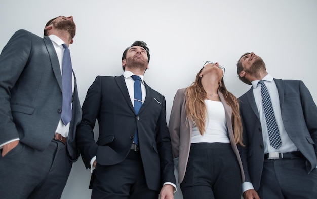 Een vrouw, drie mannen in pakken die op een rij staan