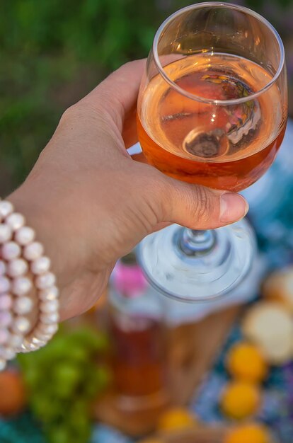 Een vrouw en een man drinken wijn in een lavendelveld Selectieve aandacht