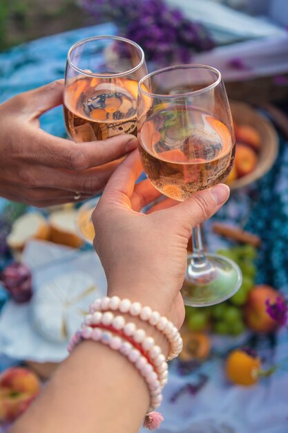 Een vrouw en een man drinken wijn in een lavendelveld Selectieve aandacht