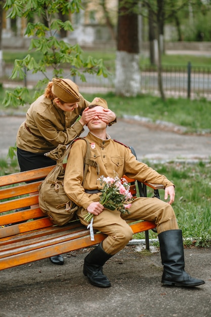 Een vrouw en een soldaat in een Sovjet-militair uniform