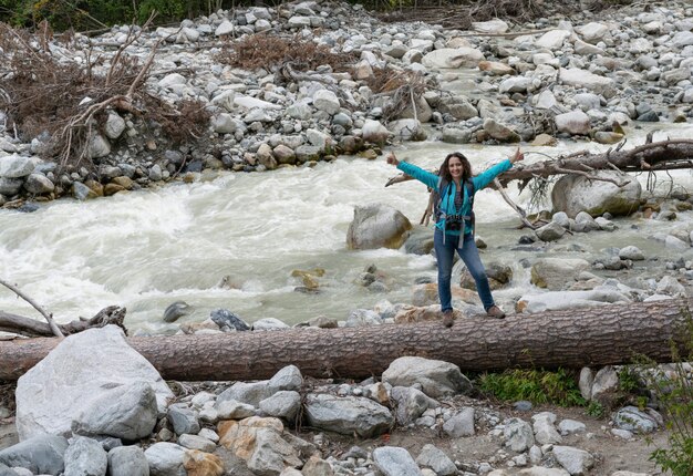 Een vrouw fotografeert een rivier in de bergen van de noord-kaukasus.