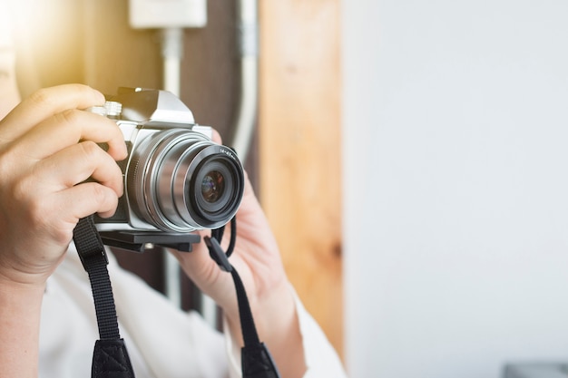 Een vrouw gebruikt digitale camera foto nemen