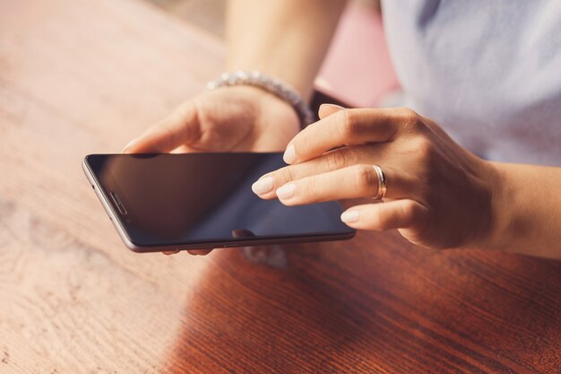 Een vrouw gebruikt haar smartphone