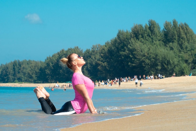 Een vrouw geeft een trainingssessie op de oceaan