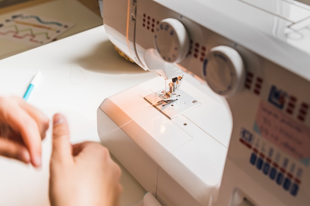 Foto een vrouw handen met behulp van naaimachine