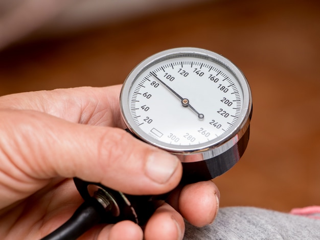 Een vrouw heeft een tonometer in haar handen