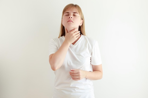 Een vrouw heeft keelpijn keelpijn keelpijn virus