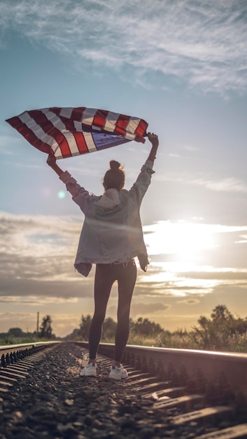 Een vrouw houdt een Amerikaanse vlag in de lucht patriottisme demonstratie protest