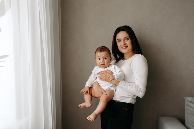 Een vrouw houdt een baby in haar armen.