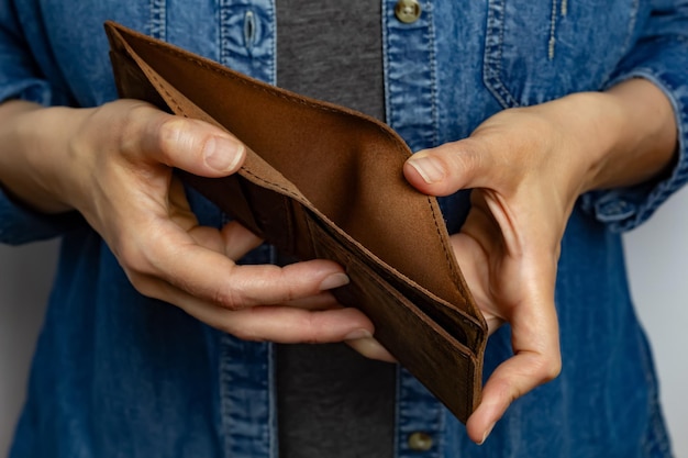 Foto een vrouw houdt een lege portemonnee in haar handen