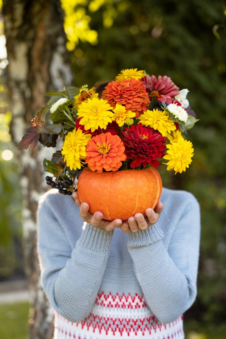 Een vrouw houdt een prachtig herfstboeket in een pompoen voor haar gezicht herfst thanksgiving day f...