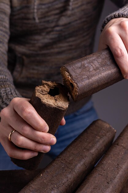 Een vrouw houdt een stuk chocolade vast.