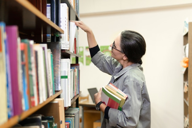 Een vrouw in de bibliotheek