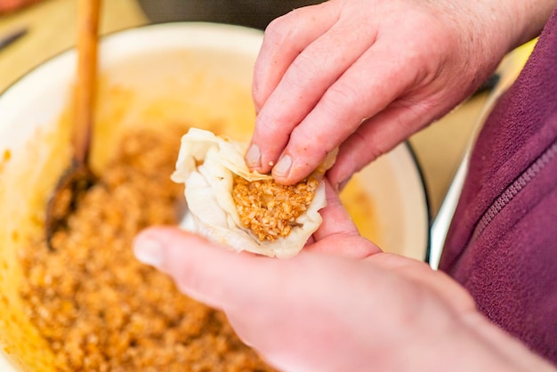 Een vrouw in de keuken bereidt een gerecht van Golubtsi