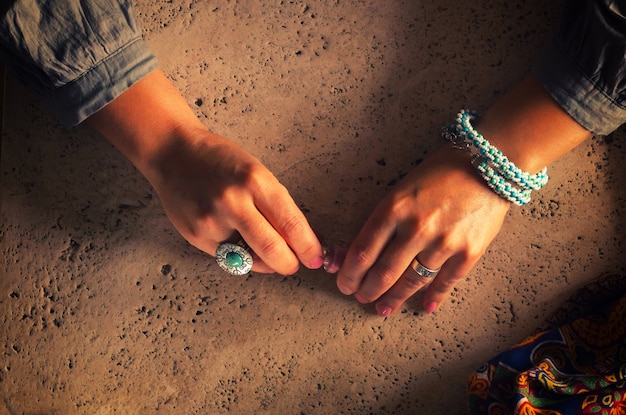 Een vrouw in de stijl van boho maakt een manicure