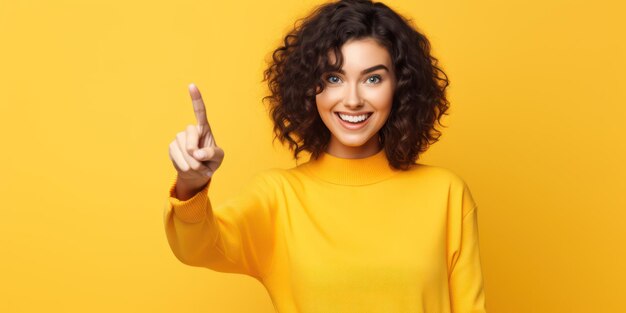 Een vrouw in een geel shirt wijst naar de rechterhand.