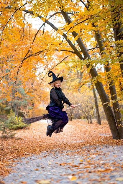 Foto een vrouw in een heksenpak in een dicht bos op een ritueel