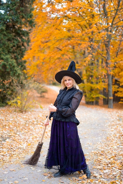 Foto een vrouw in een heksenpak in een dicht bos op een ritueel