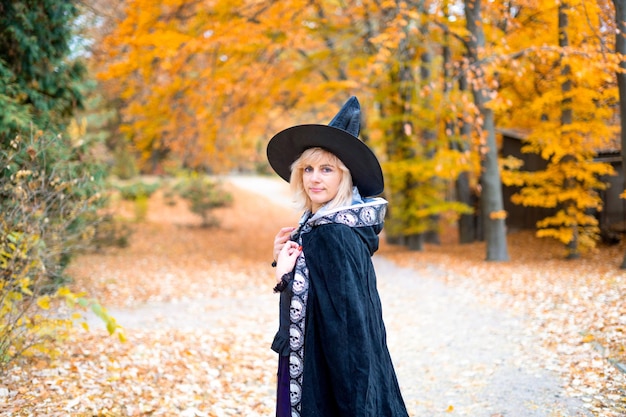 Foto een vrouw in een heksenpak in een dicht bos op een ritueel