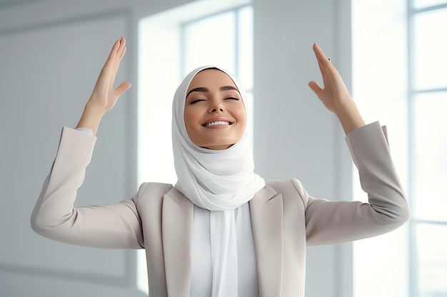 Een vrouw in een hoofddoek met haar handen in de lucht