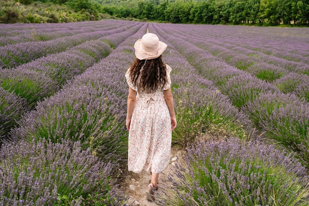 Een vrouw in een lavendelveld in Frankrijk