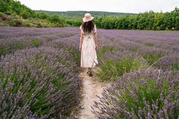 Een vrouw in een lavendelveld