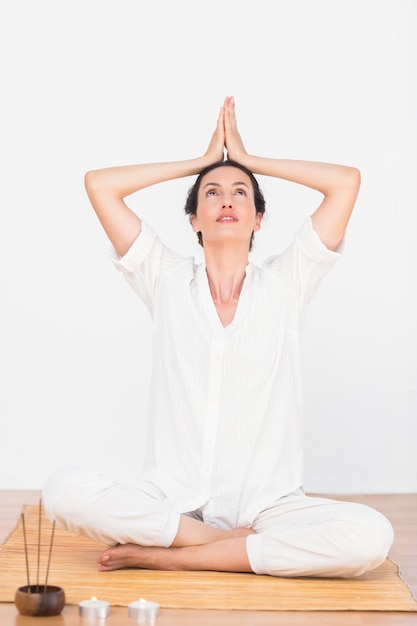 Een vrouw in een meditatiepositie