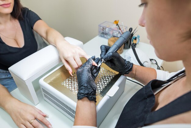 een vrouw in een nagelsalon die een manicure krijgt in een schoonheidssalon