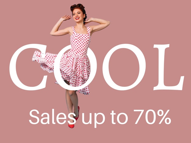 een vrouw in een polka dot jurk springt op met een bord dat zegt procent korting