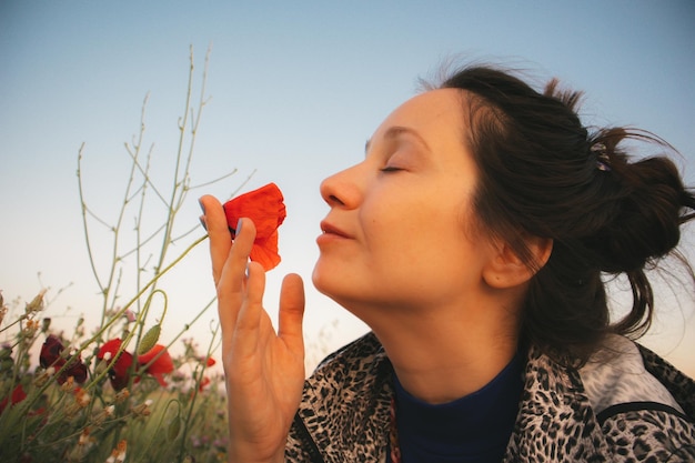 Foto een vrouw in een veld met klaprozen