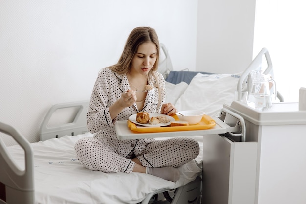 Een vrouw in het ziekenhuis luncht vrouw die in het ziekenhuis eet