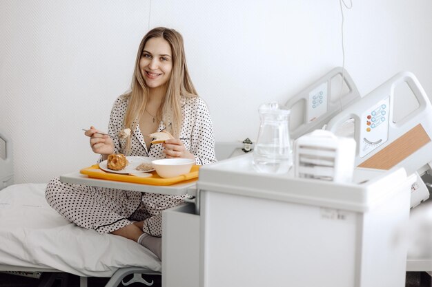 Een vrouw in het ziekenhuis luncht vrouw die in het ziekenhuis eet