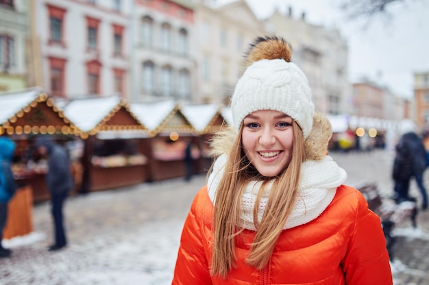 Een vrouw in oranje jasje