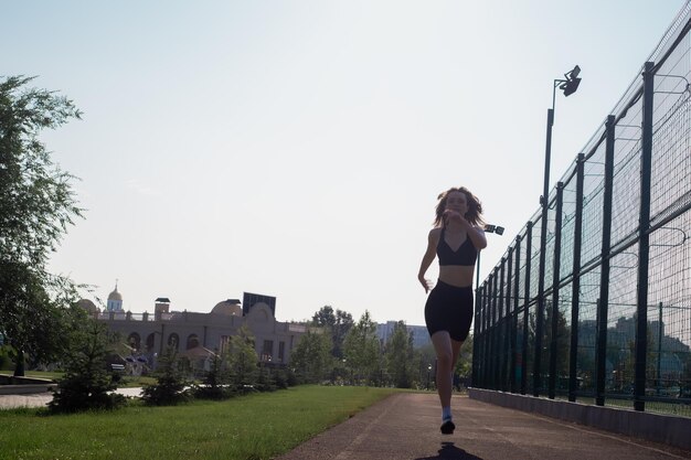 Een vrouw in sportkleding traint in een sportstadion Fit vrouw joggen buiten Warmup the morning