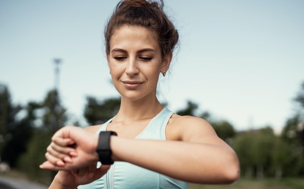 Een vrouw kijkt op haar slimme horloge.