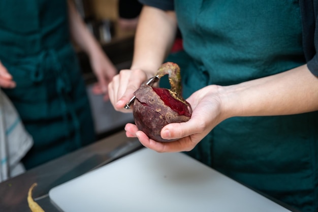 Een vrouw kookt geproefde groenten in een keuken