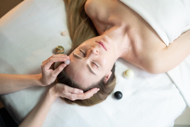 Een vrouw krijgt haar hoofdmassage met een handdoek eronder