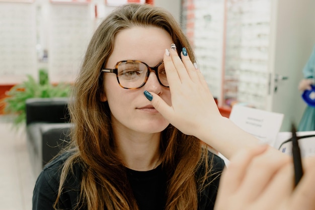 Foto een vrouw krijgt haar oogonderzoek.