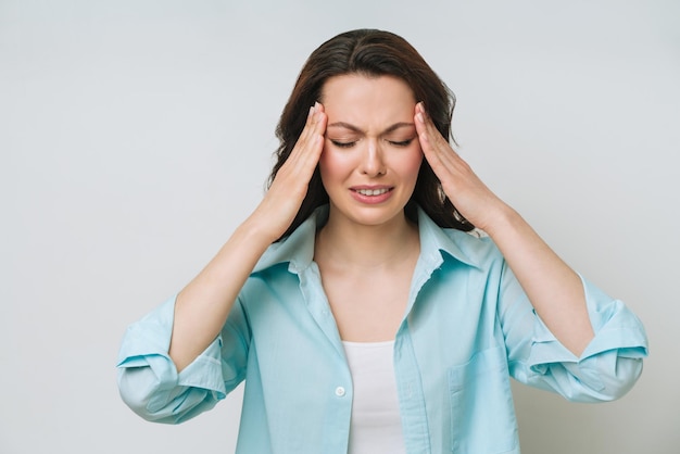 Een vrouw lijdt aan migraine