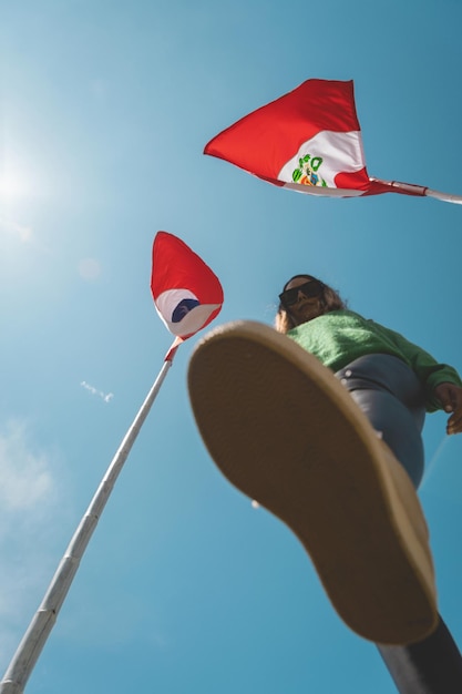 Een vrouw loopt aan de grens de vlaggen van Peru en Chili Migratie concept
