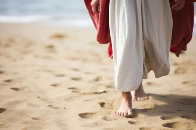 Foto een vrouw loopt op het strand met een rode mantel op haar linkervoet